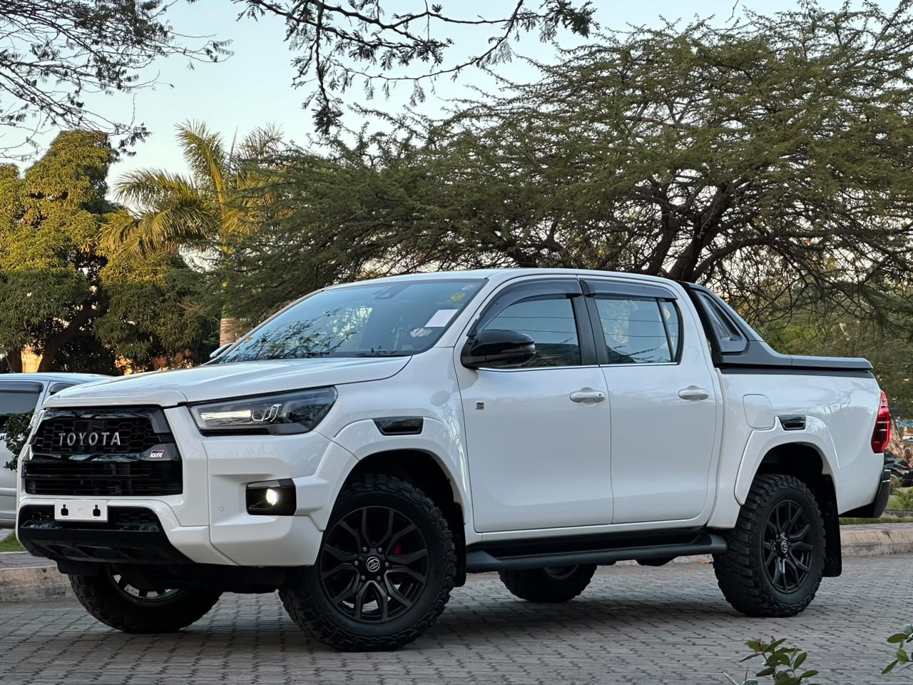 TOYOTA HILUX DOUBLE CABIN GR SPORT EDITION thumbnail 2